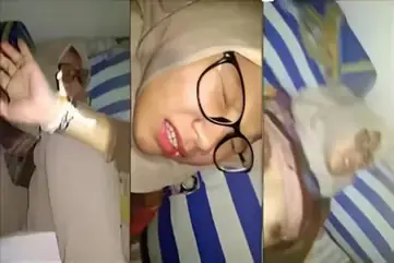 Ngentot Cewek SMA Hijab Berkacamata Memek Tembem Kombinasi Lumer