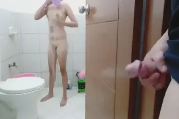 Ngintip Tetangga Cantik Mandi Kamar Mandi