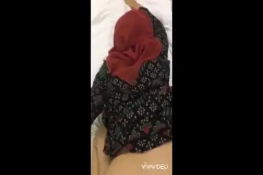 Jilbab Layani Dua Pria Ganas Threesome Viral